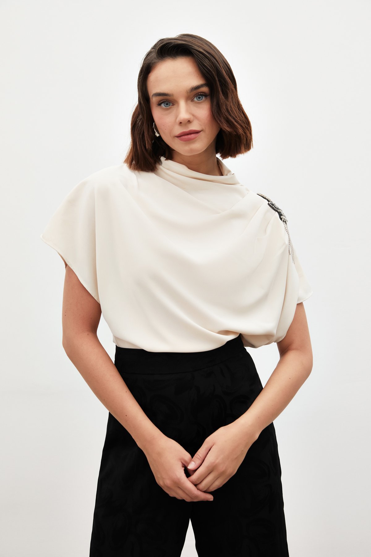 Tek Omuz Aksesuarlı Salaş Bluz - BEJ