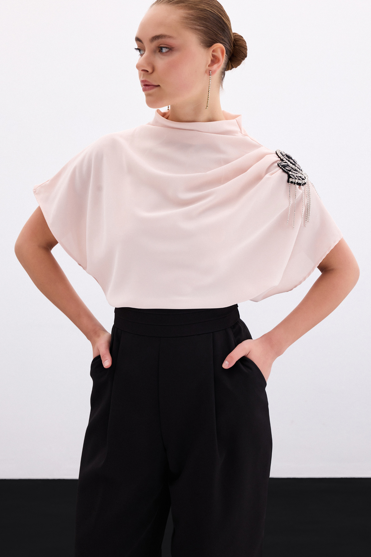 Tek Omuz Aksesuarlı Salaş Bluz - Pudra