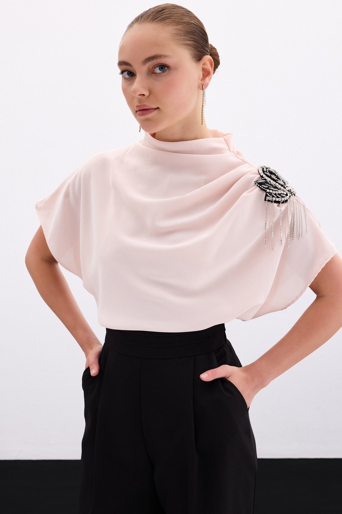 Tek Omuz Aksesuarlı Salaş Bluz - Pudra