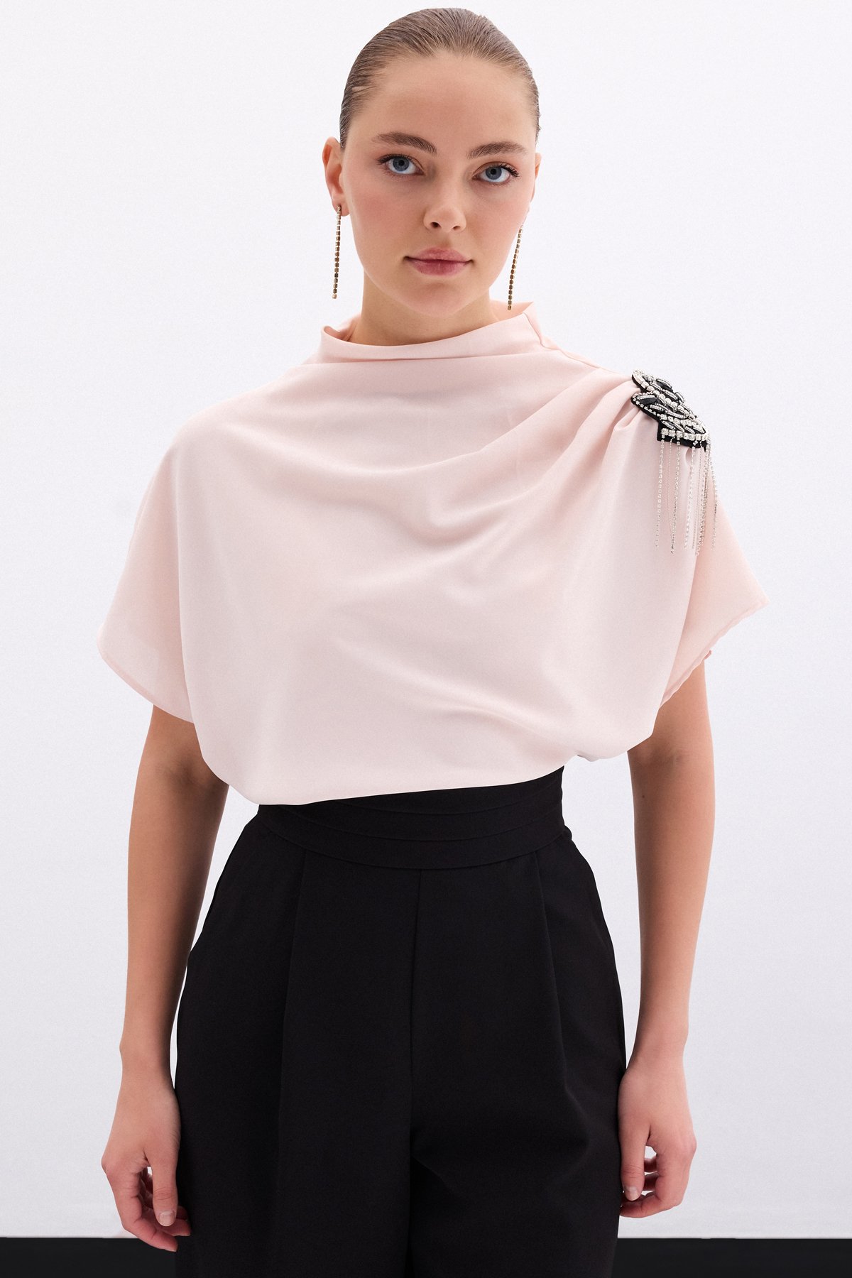 Tek Omuz Aksesuarlı Salaş Bluz - Pudra