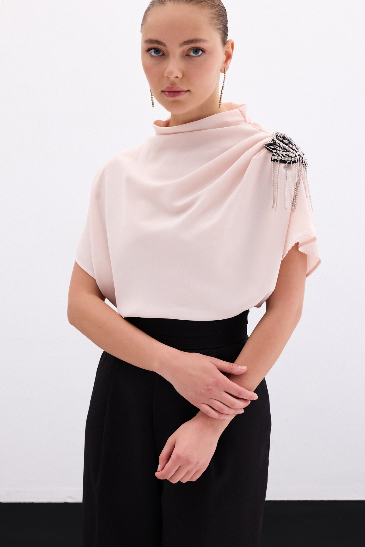 Tek Omuz Aksesuarlı Salaş Bluz - Pudra