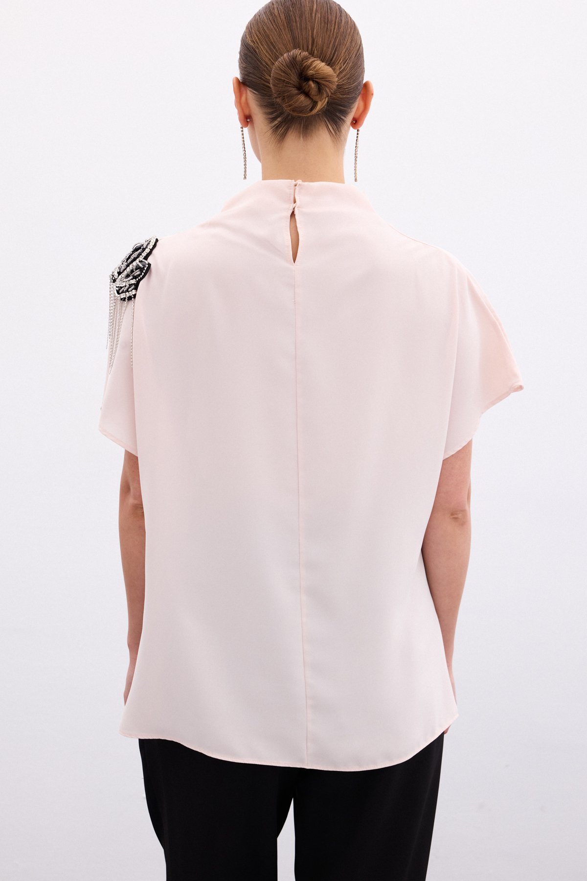 Tek Omuz Aksesuarlı Salaş Bluz - Pudra