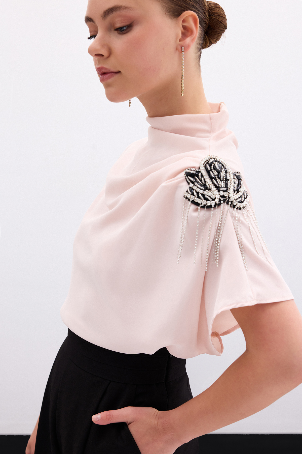 Tek Omuz Aksesuarlı Salaş Bluz - Pudra