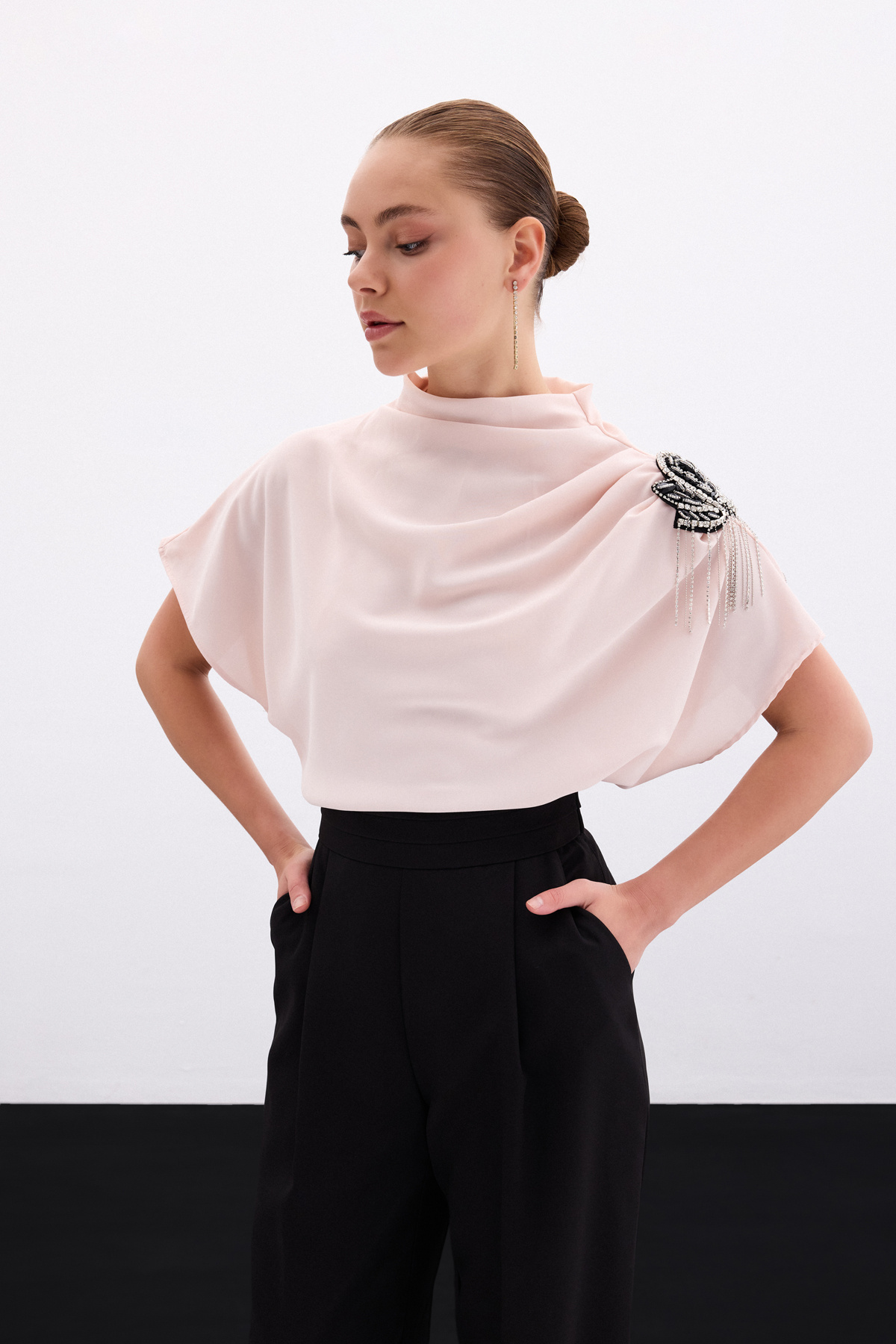 Tek Omuz Aksesuarlı Salaş Bluz - Pudra