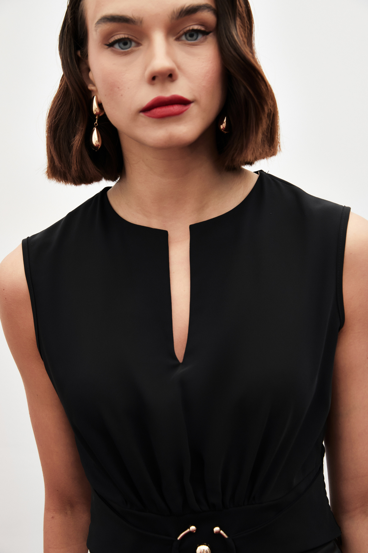 Toka Detaylı Kolsuz Bluz - SİYAH