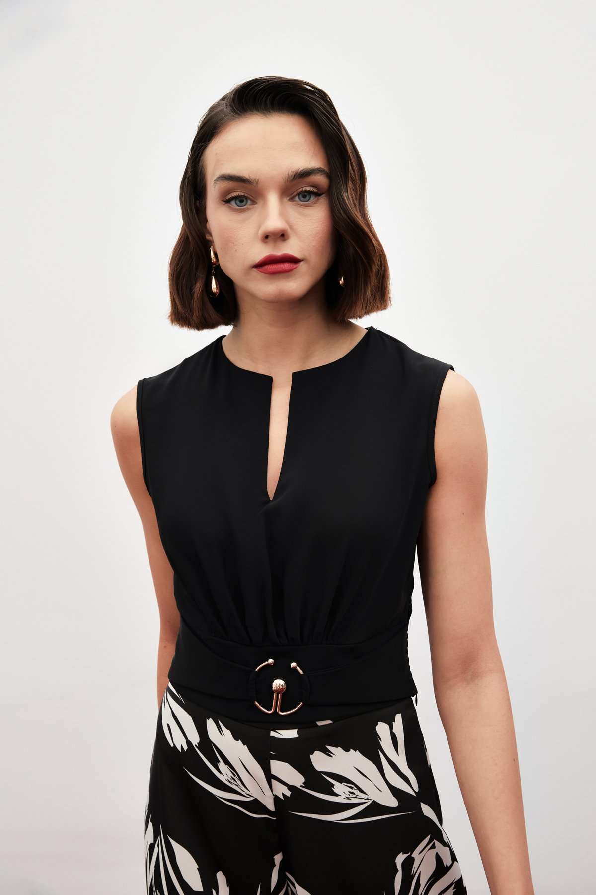 Toka Detaylı Kolsuz Bluz - SİYAH