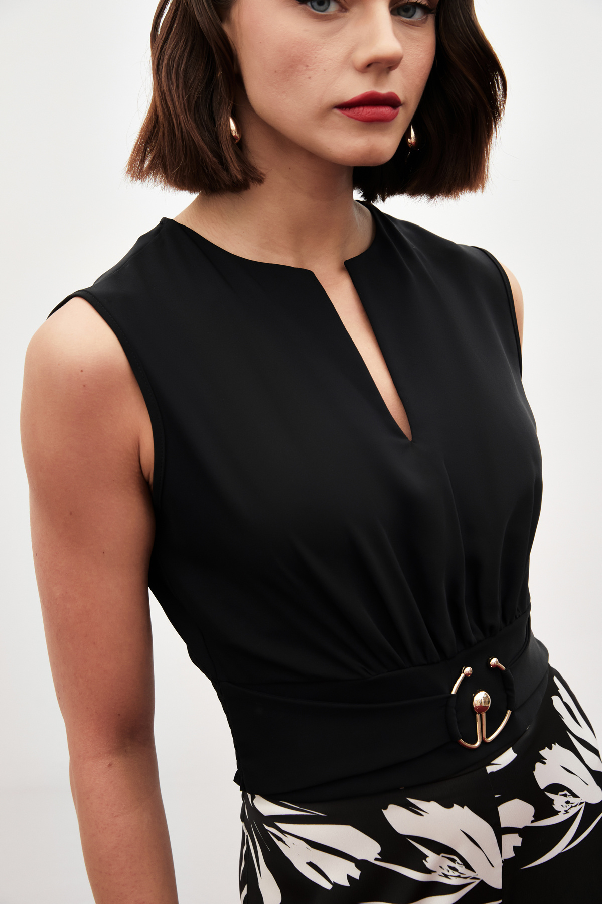 Toka Detaylı Kolsuz Bluz - SİYAH