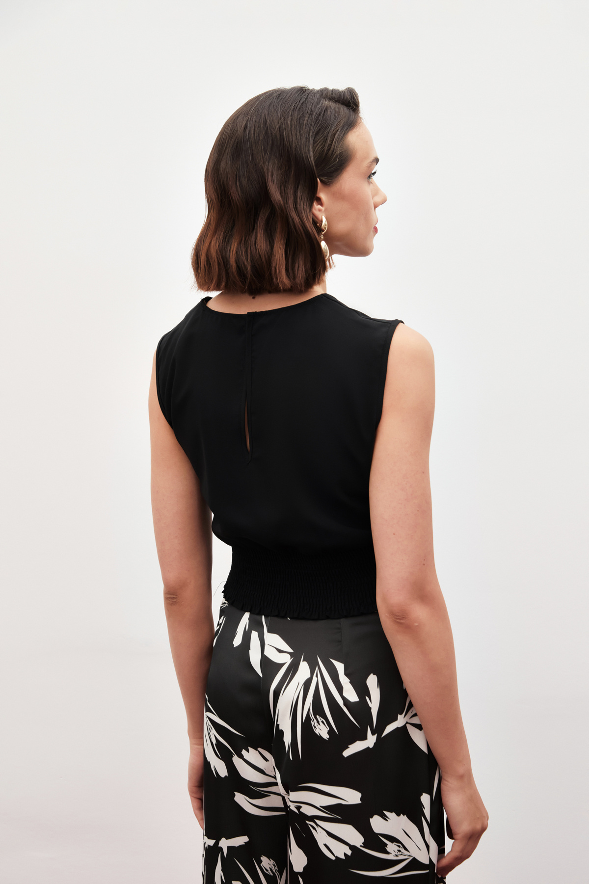 Toka Detaylı Kolsuz Bluz - SİYAH