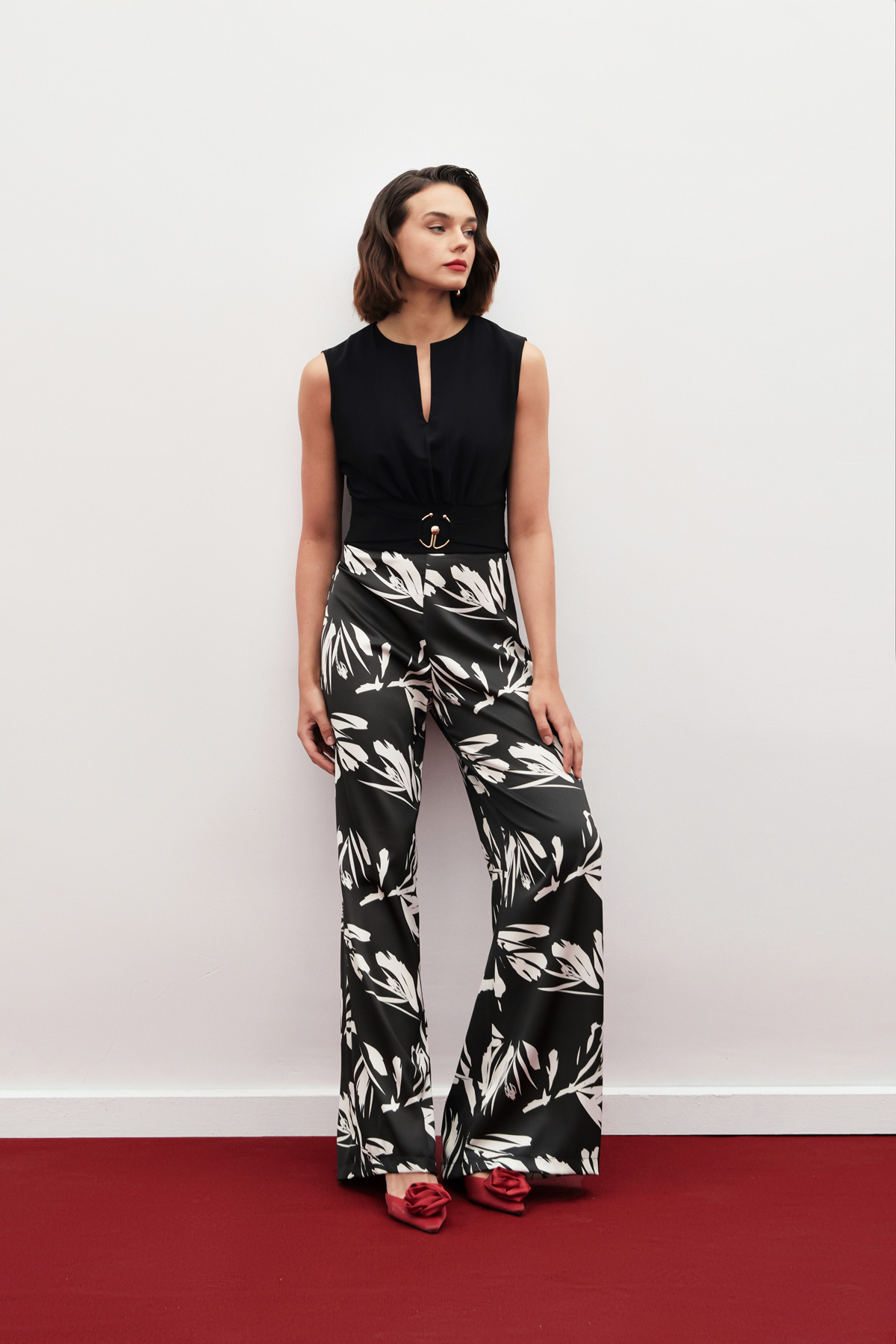 Toka Detaylı Kolsuz Bluz - SİYAH