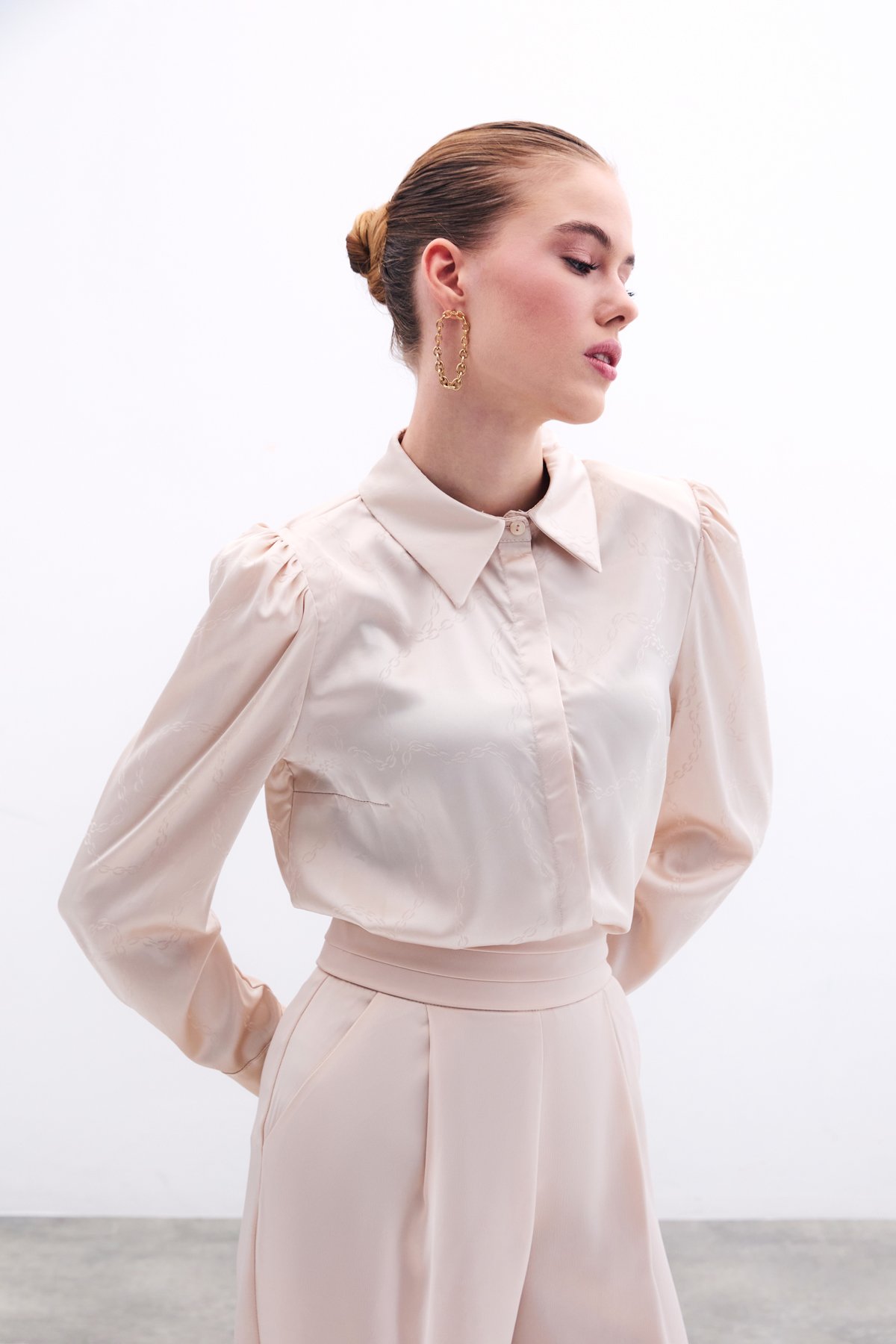 Vatkalı Desenli Saten Gömlek - Taş