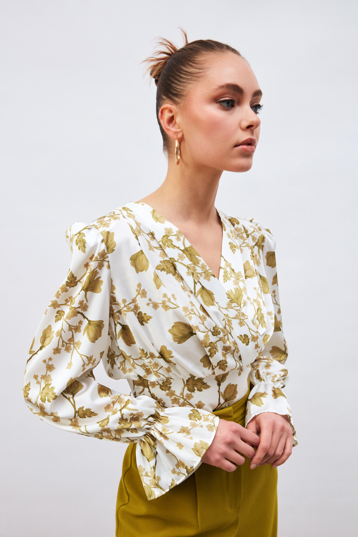 Volanlı Kol Detaylı Saten Bluz - HAKİ