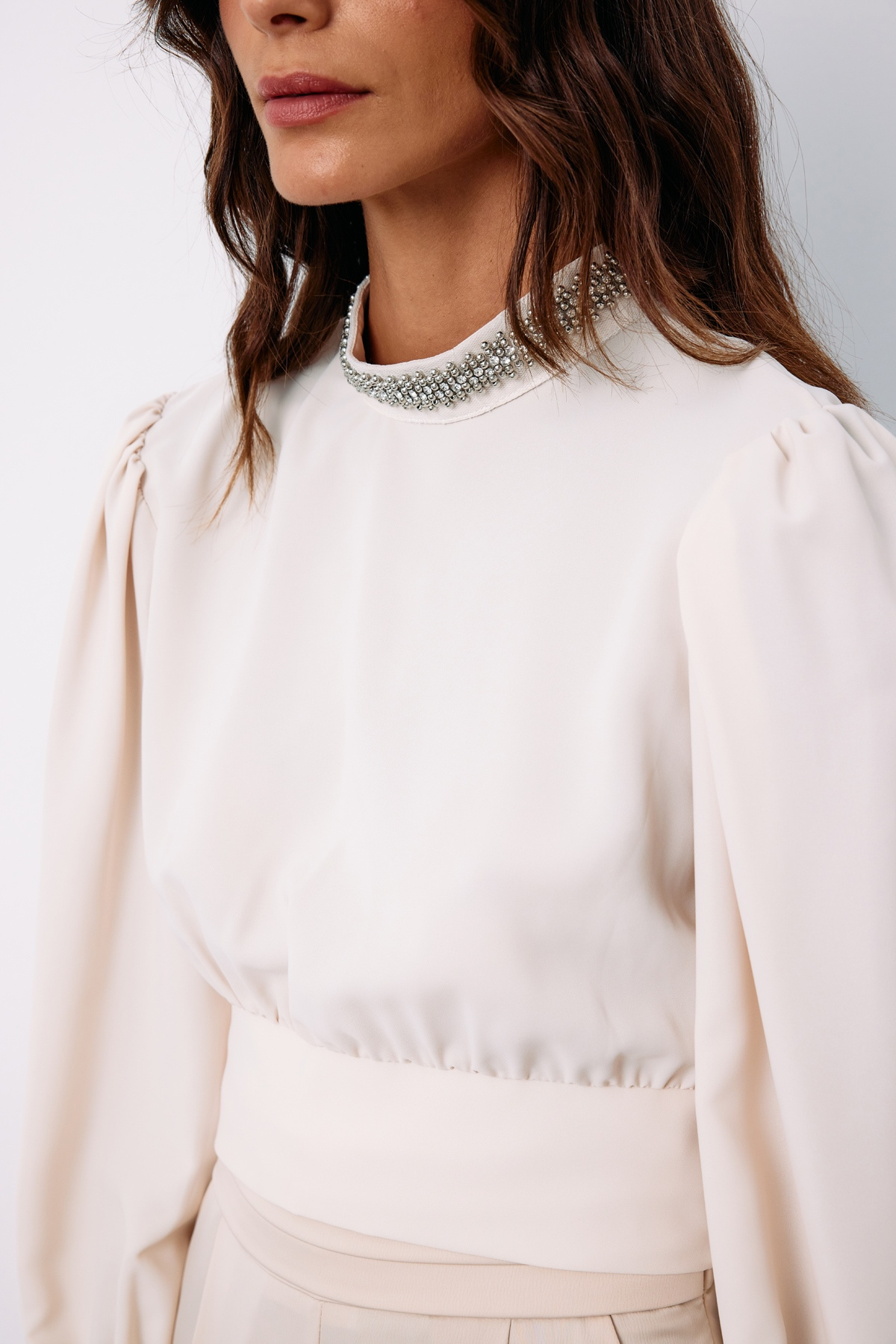 Yaka Aksesuarlı Bluz - BEJ