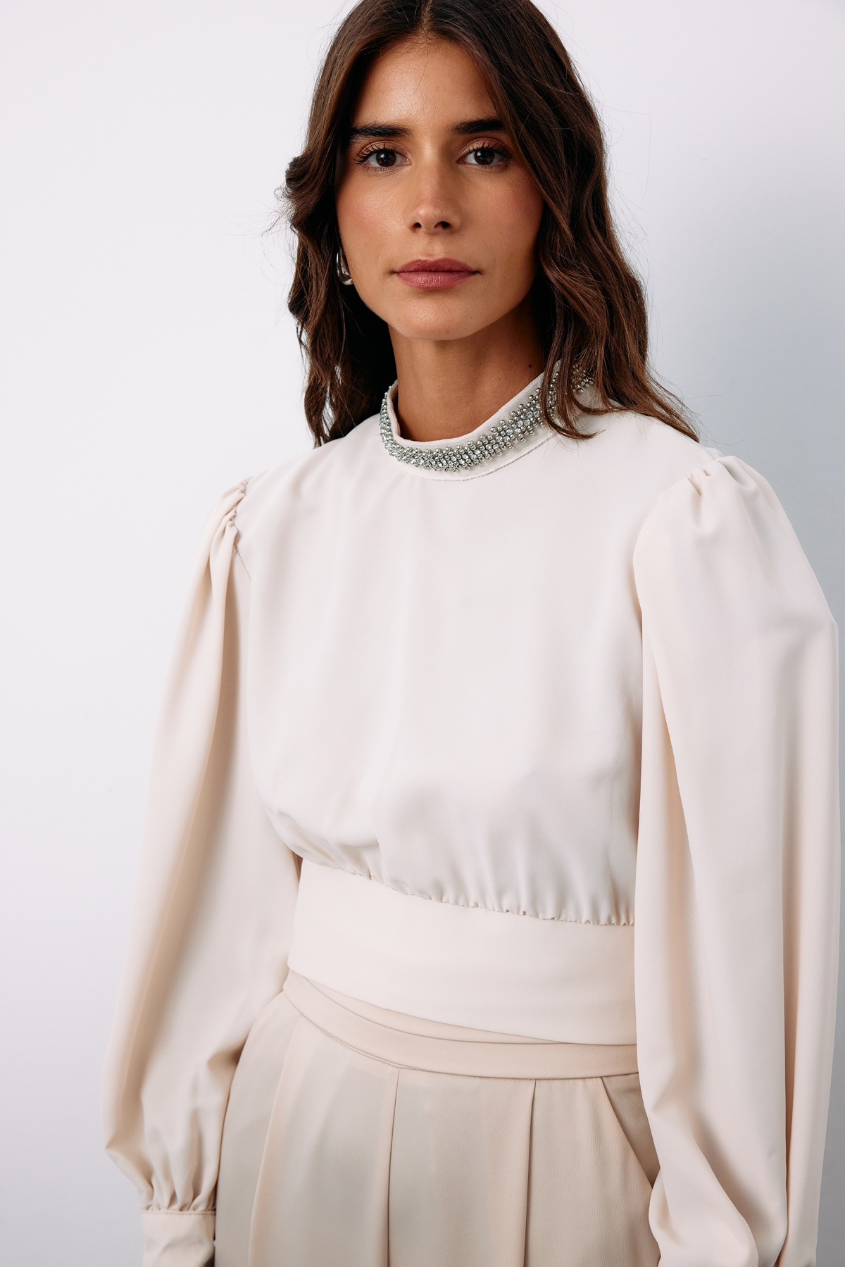 Yaka Aksesuarlı Bluz - BEJ