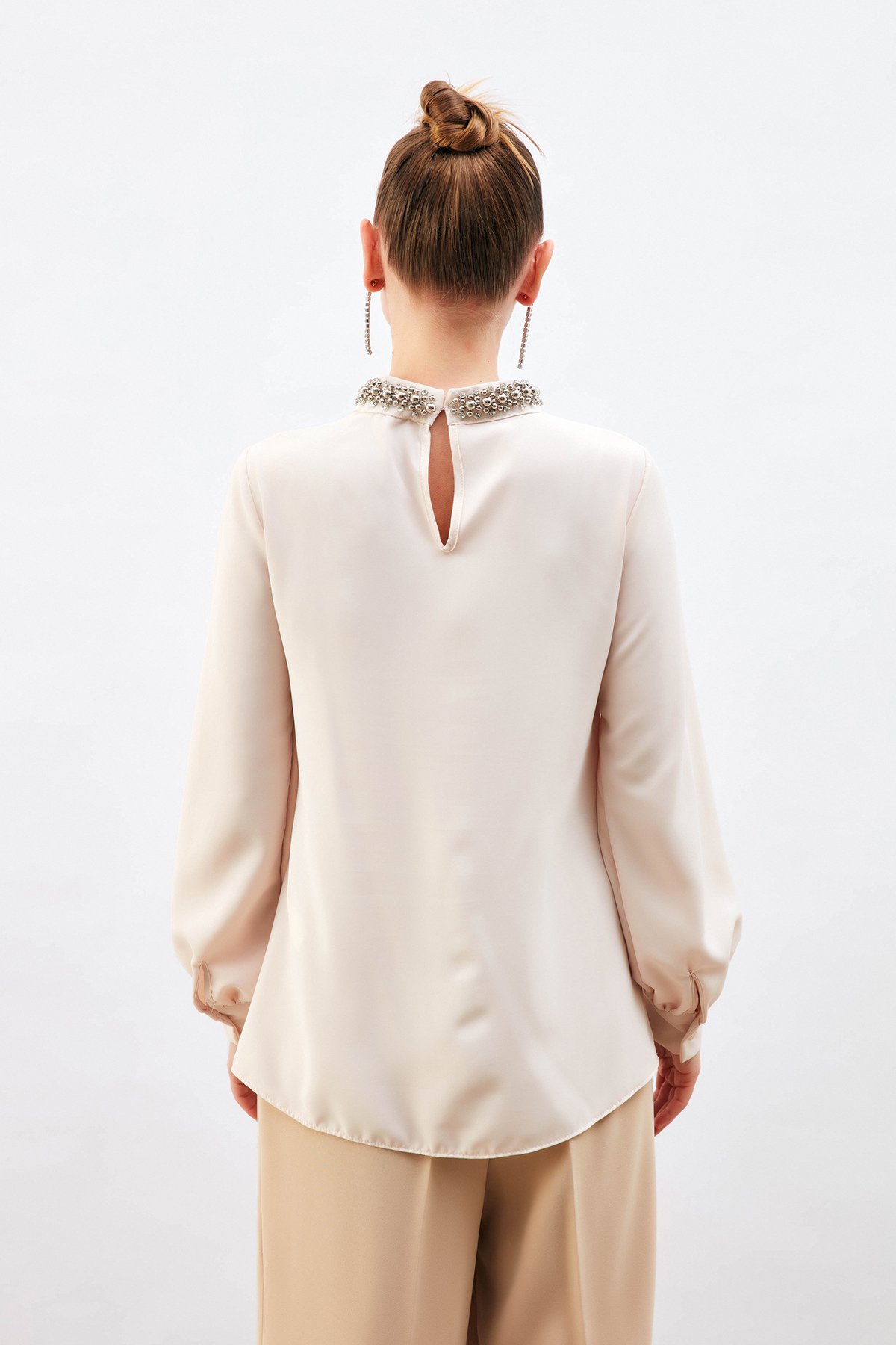 Yaka Aksesuarlı Bluz - BEJ