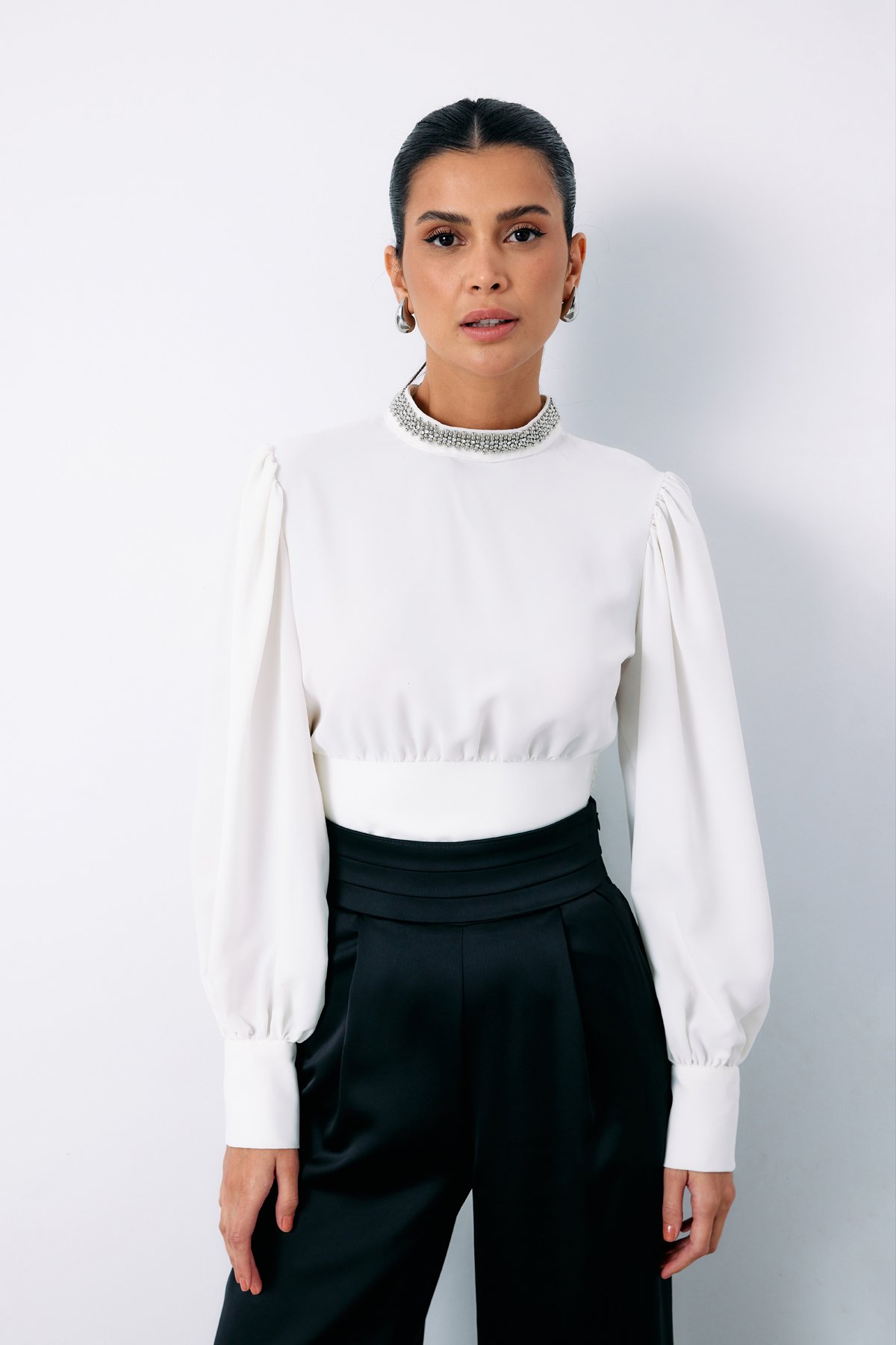 Yaka Aksesuarlı Bluz - EKRU