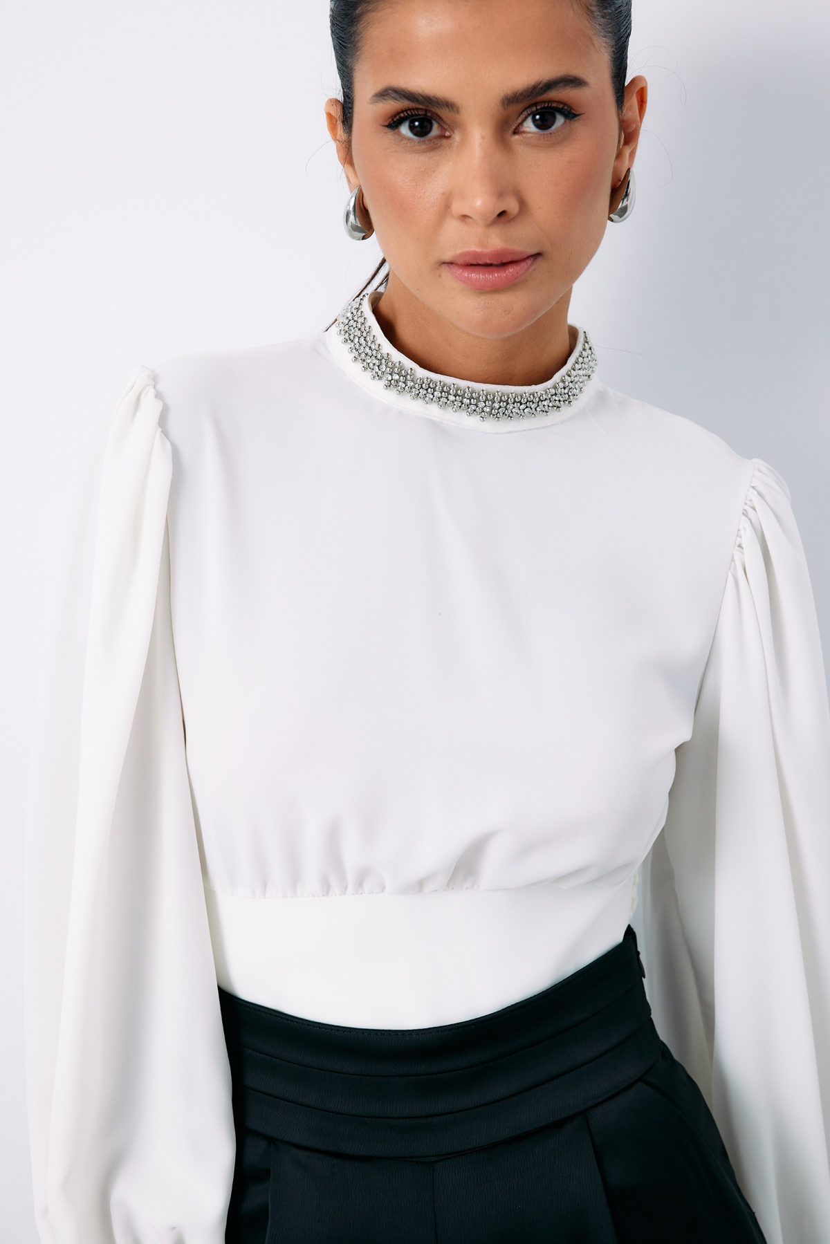 Yaka Aksesuarlı Bluz - EKRU