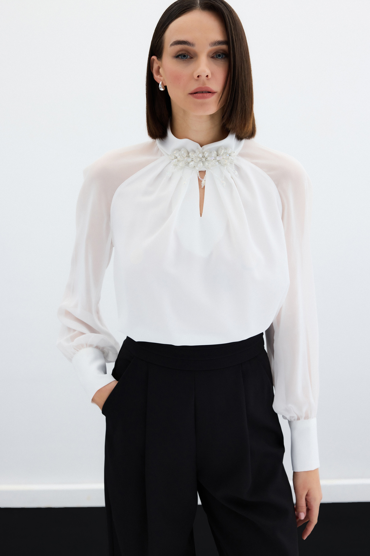 Yaka Aksesuarlı Bluz - Ekru