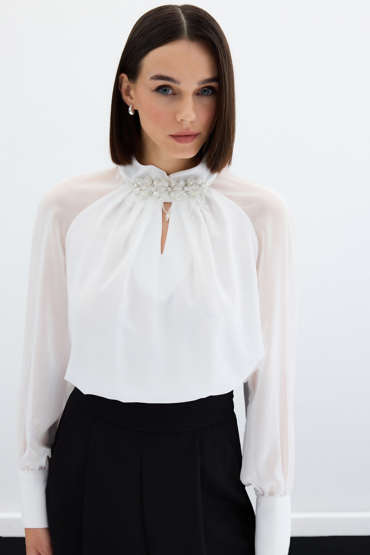 Yaka Aksesuarlı Bluz - Ekru