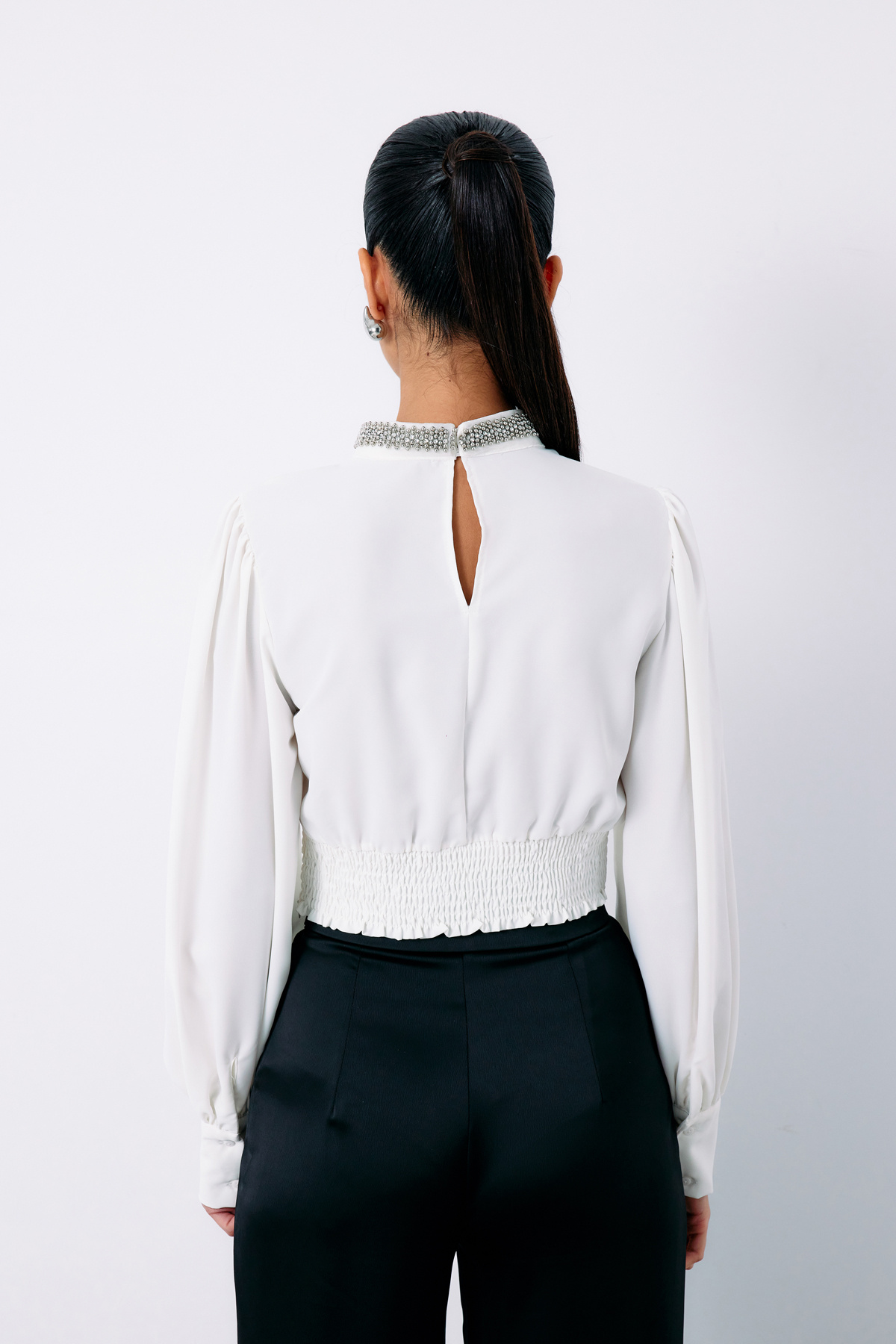 Yaka Aksesuarlı Bluz - EKRU
