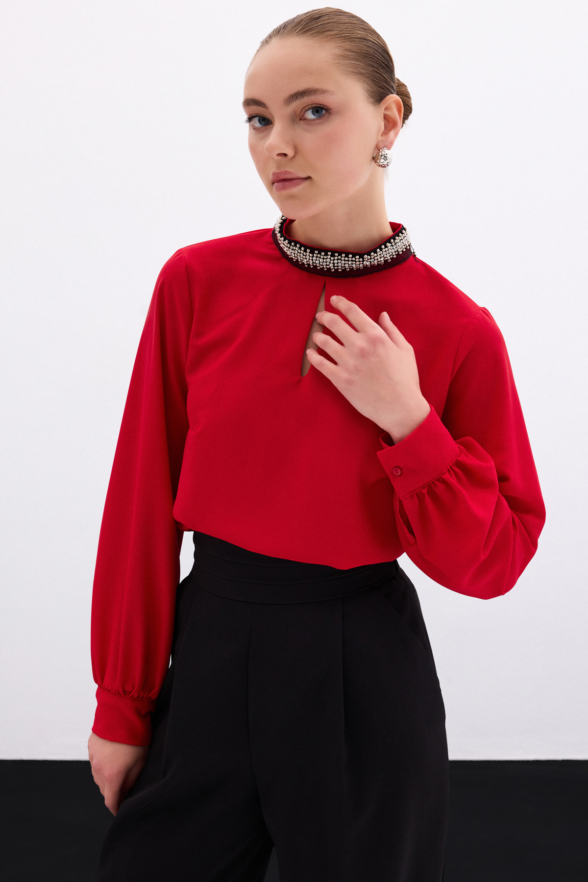 Yaka Aksesuarlı Bluz - Kırmızı