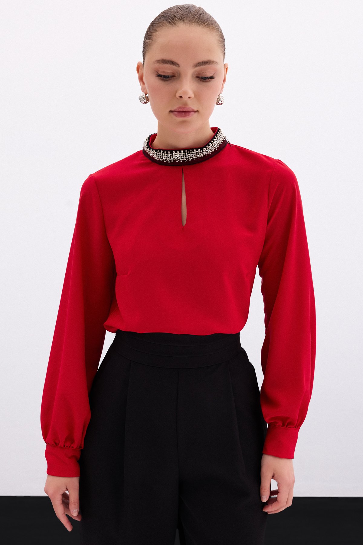 Yaka Aksesuarlı Bluz - Kırmızı