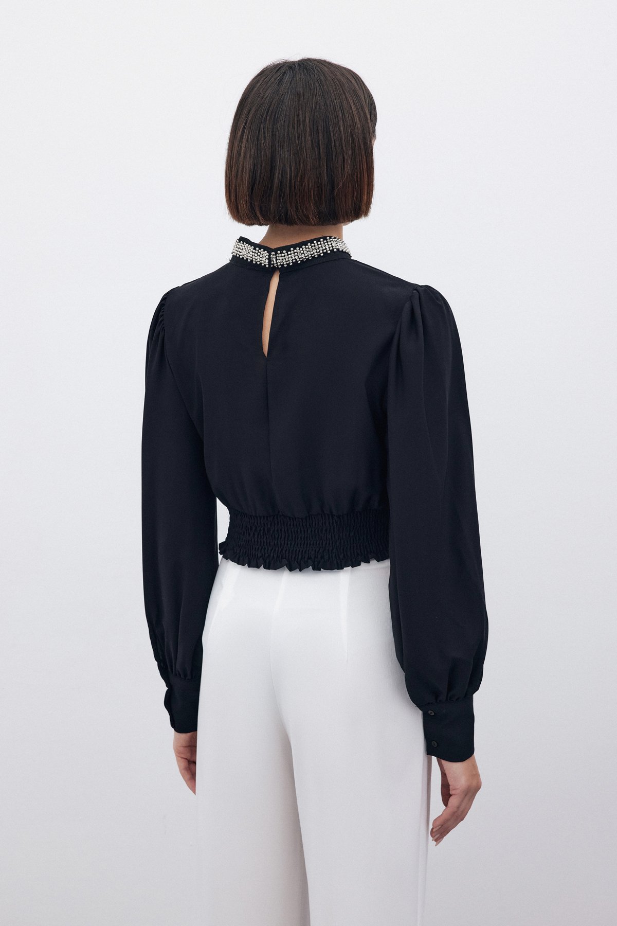 Yaka Aksesuarlı Bluz - SİYAH