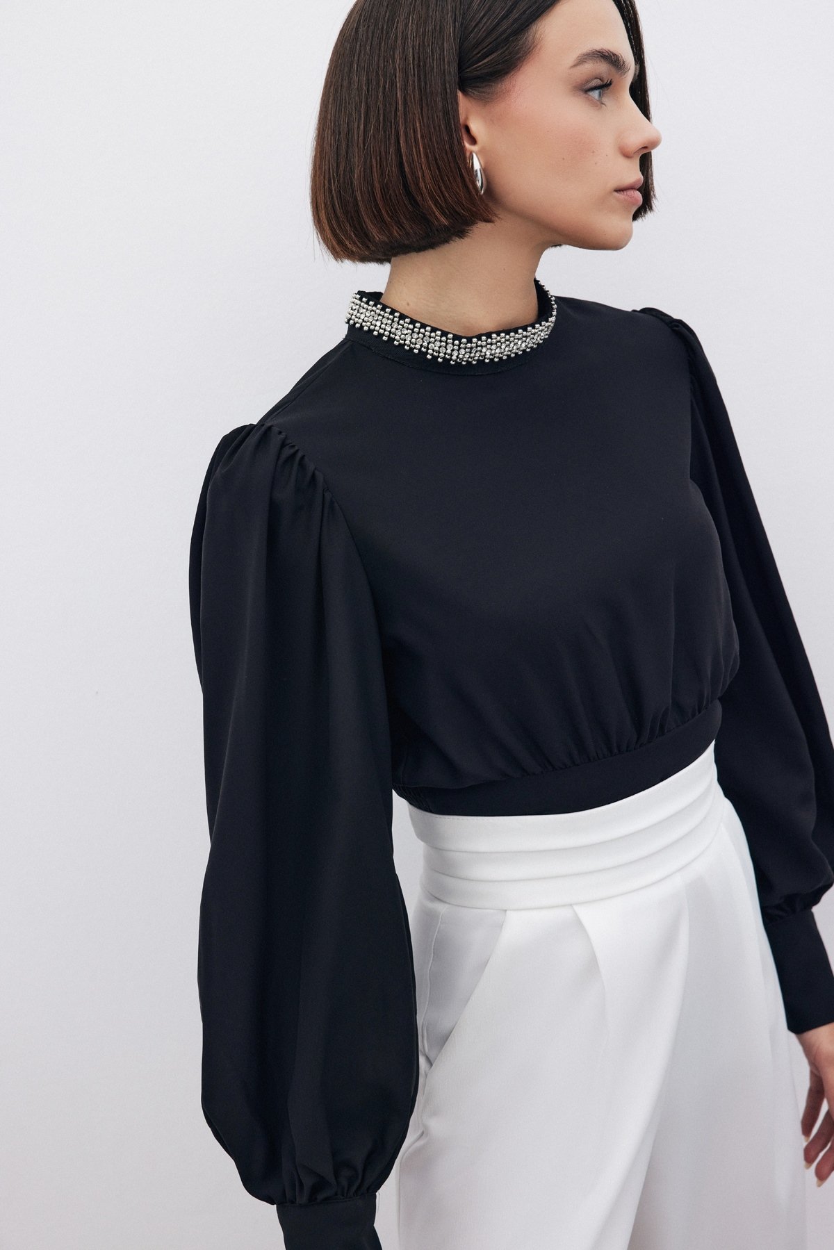 Yaka Aksesuarlı Bluz - SİYAH