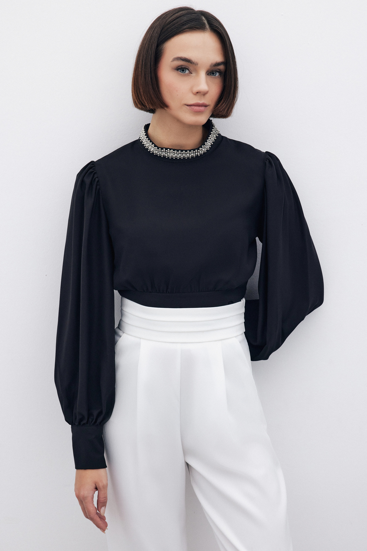 Yaka Aksesuarlı Bluz - SİYAH