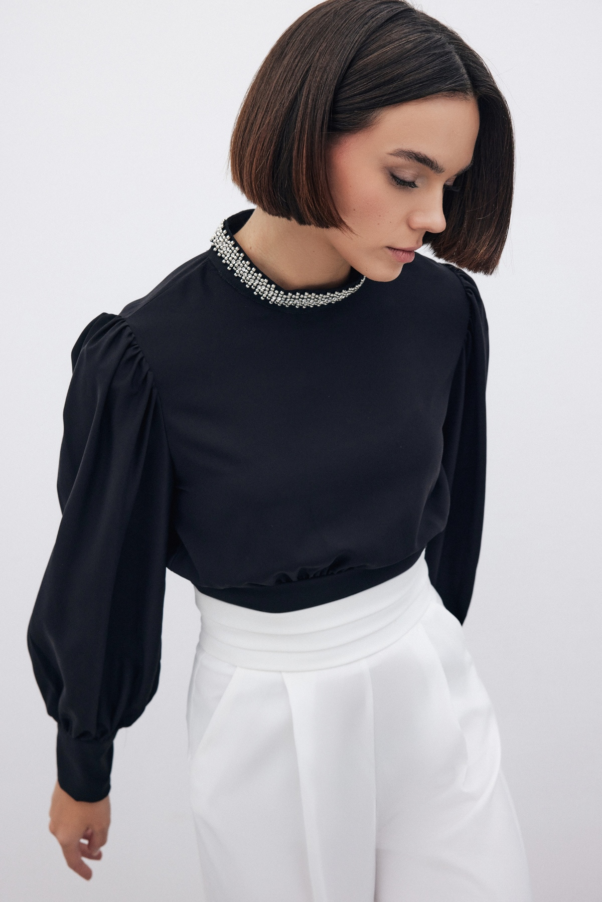 Yaka Aksesuarlı Bluz - SİYAH