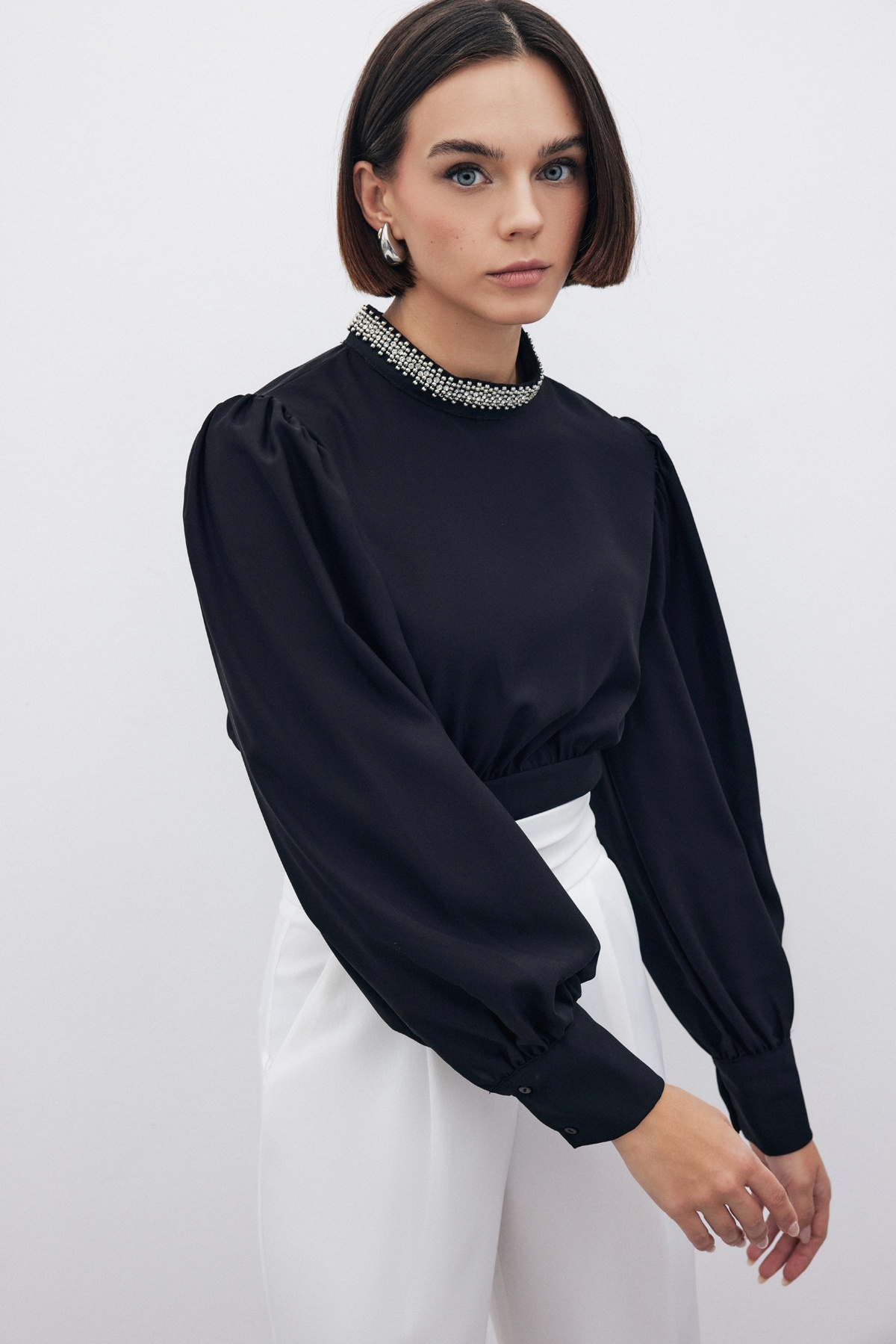 Yaka Aksesuarlı Bluz - SİYAH