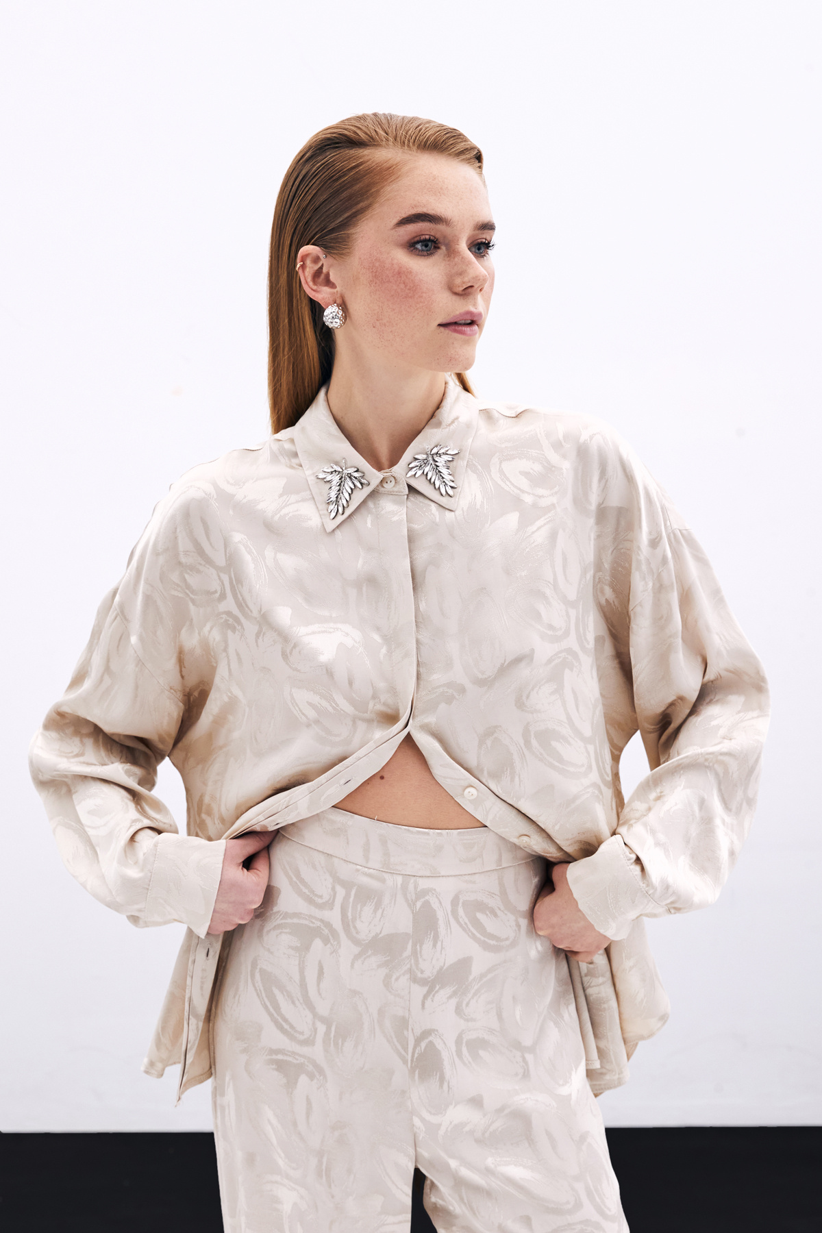 Yaka Aksesuarlı Desenli Gömlek - Bej