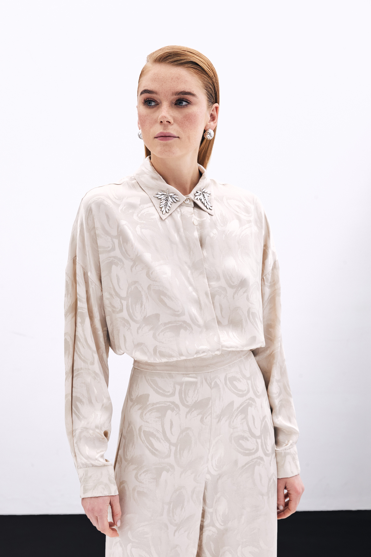 Yaka Aksesuarlı Desenli Gömlek - Bej