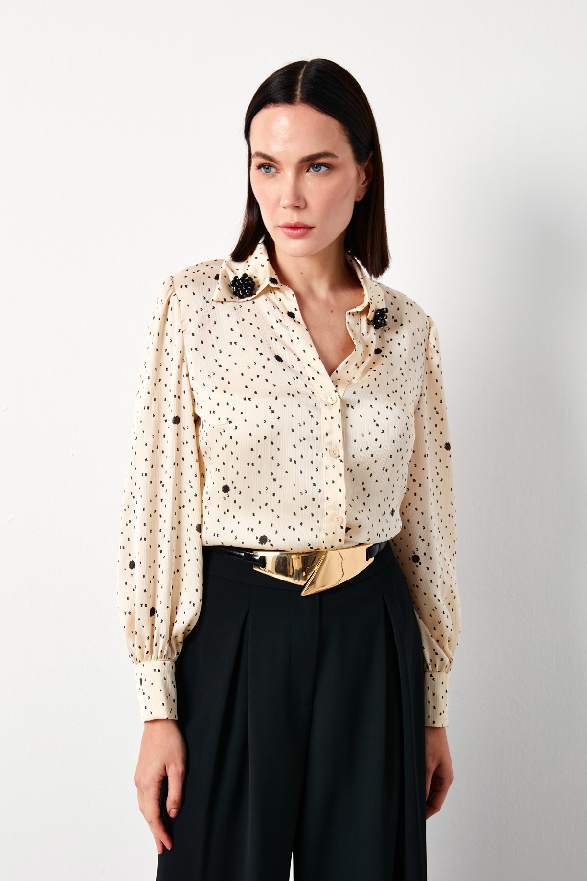 Yaka Aksesuarlı Gömlek - BEJ