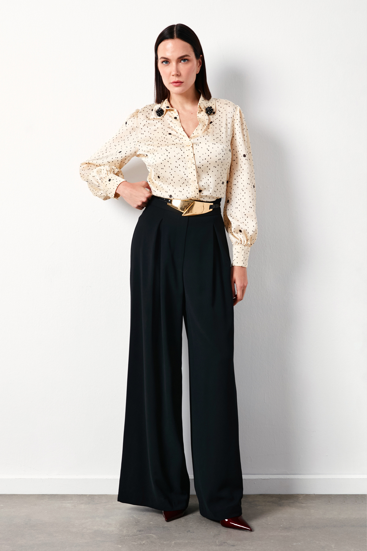 Yaka Aksesuarlı Gömlek - BEJ