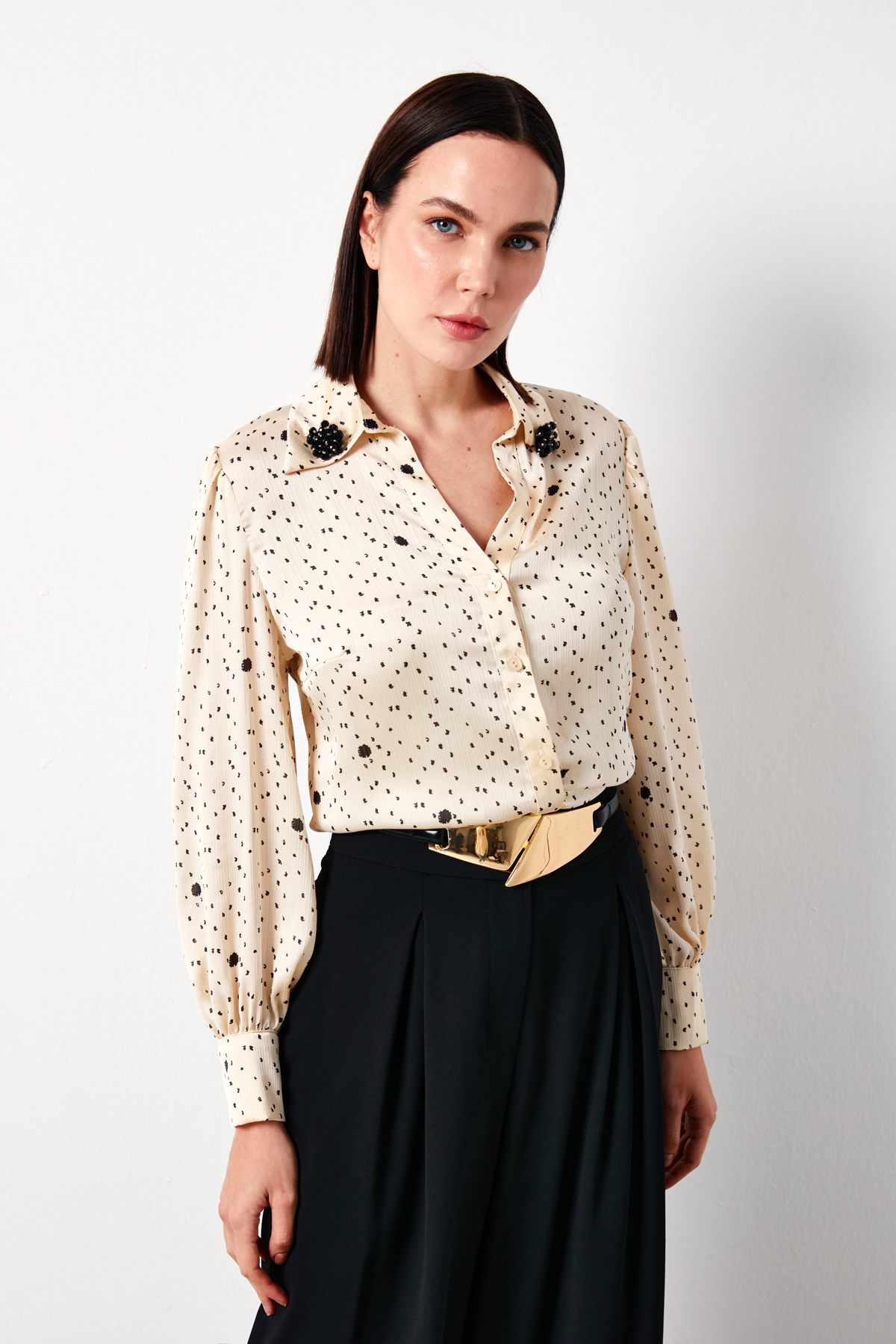 Yaka Aksesuarlı Gömlek - BEJ