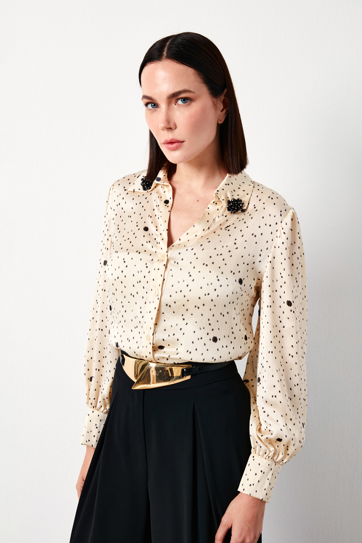 Yaka Aksesuarlı Gömlek - BEJ