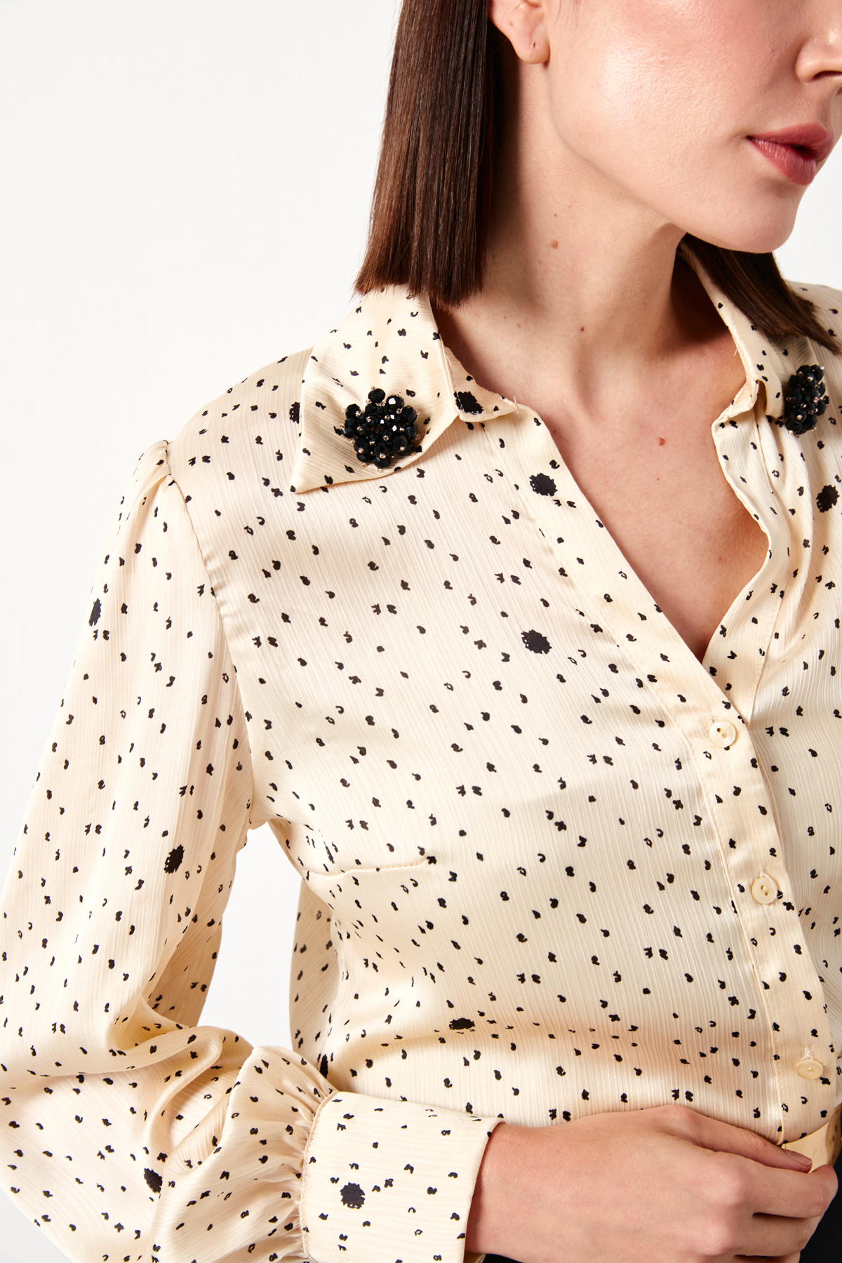 Yaka Aksesuarlı Gömlek - BEJ