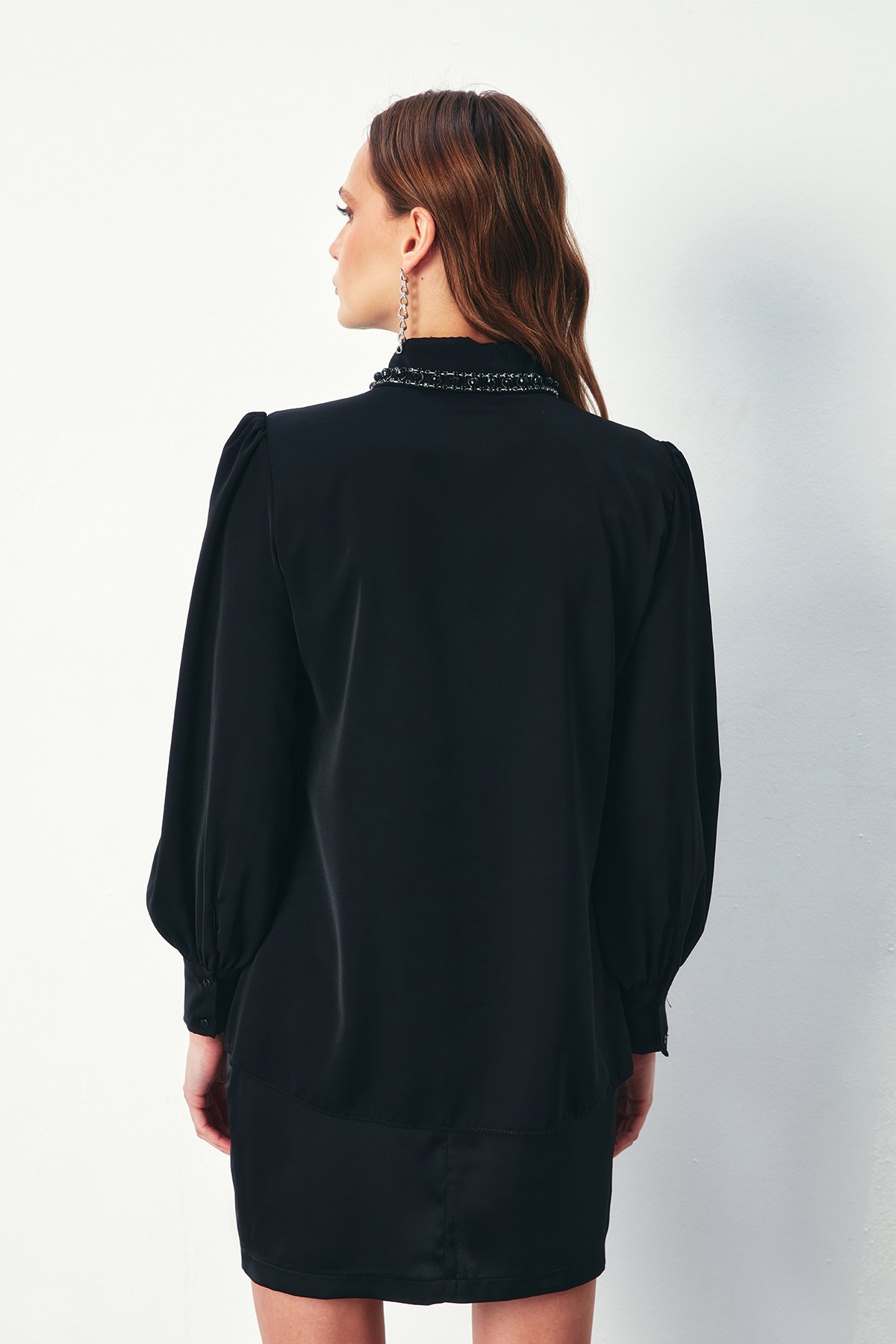 Yaka Aksesuarlı Gömlek - SİYAH