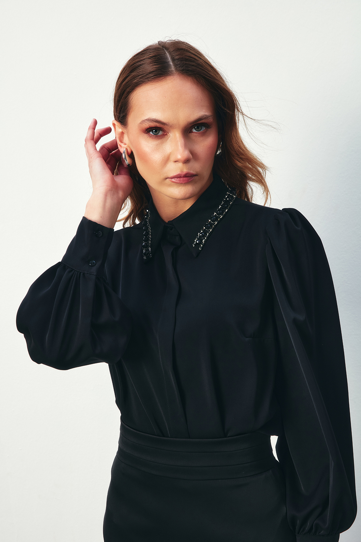 Yaka Aksesuarlı Gömlek - SİYAH