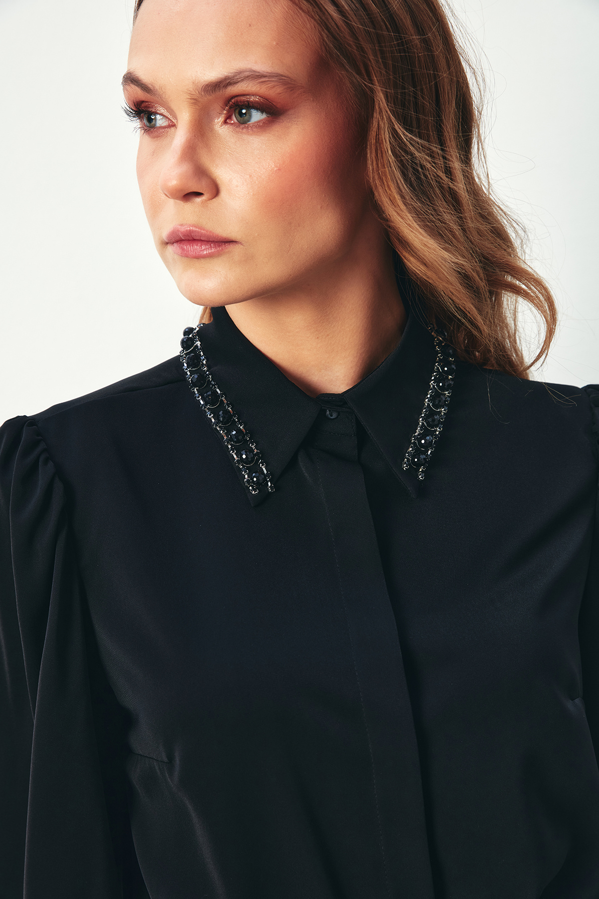 Yaka Aksesuarlı Gömlek - SİYAH