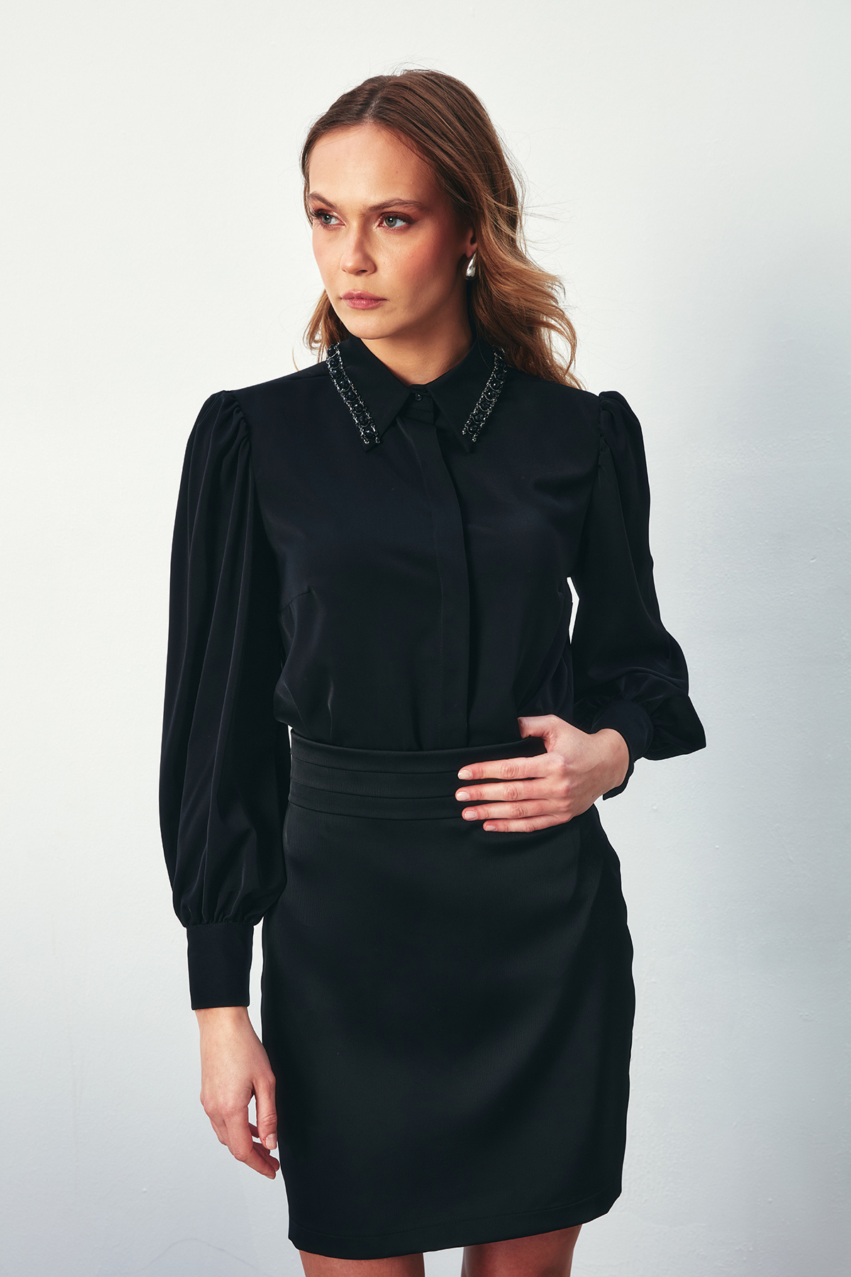 Yaka Aksesuarlı Gömlek - SİYAH