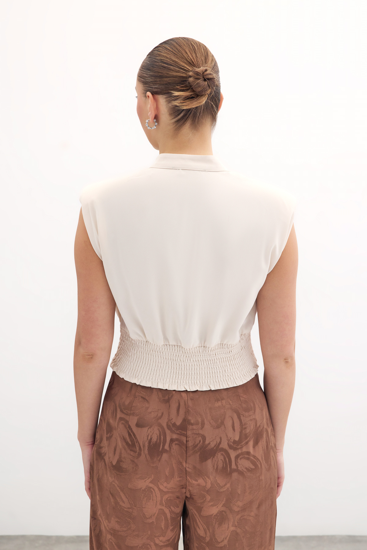 Yaka Aksesuarlı Kolsuz Bluz - Bej