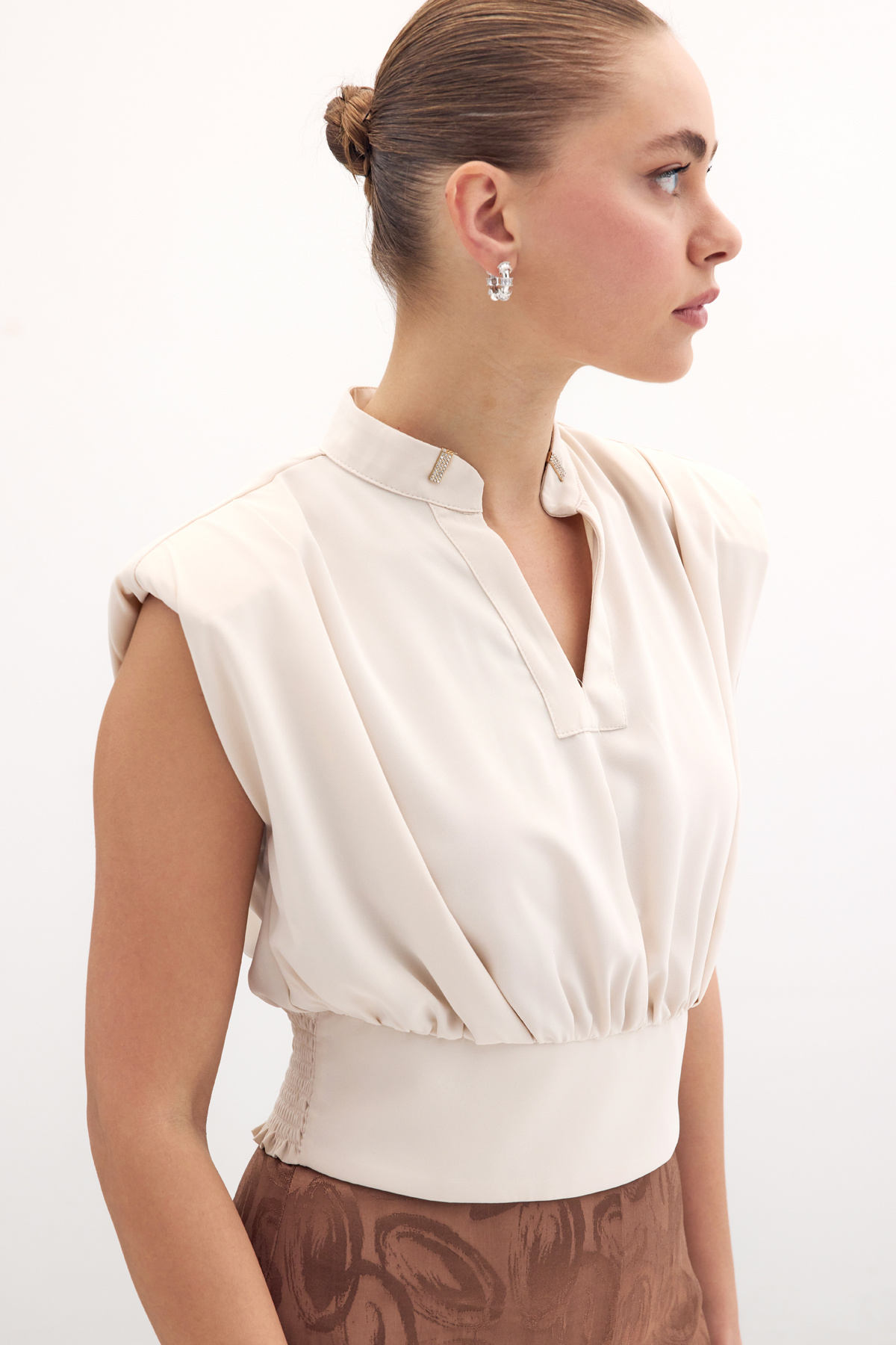 Yaka Aksesuarlı Kolsuz Bluz - Bej