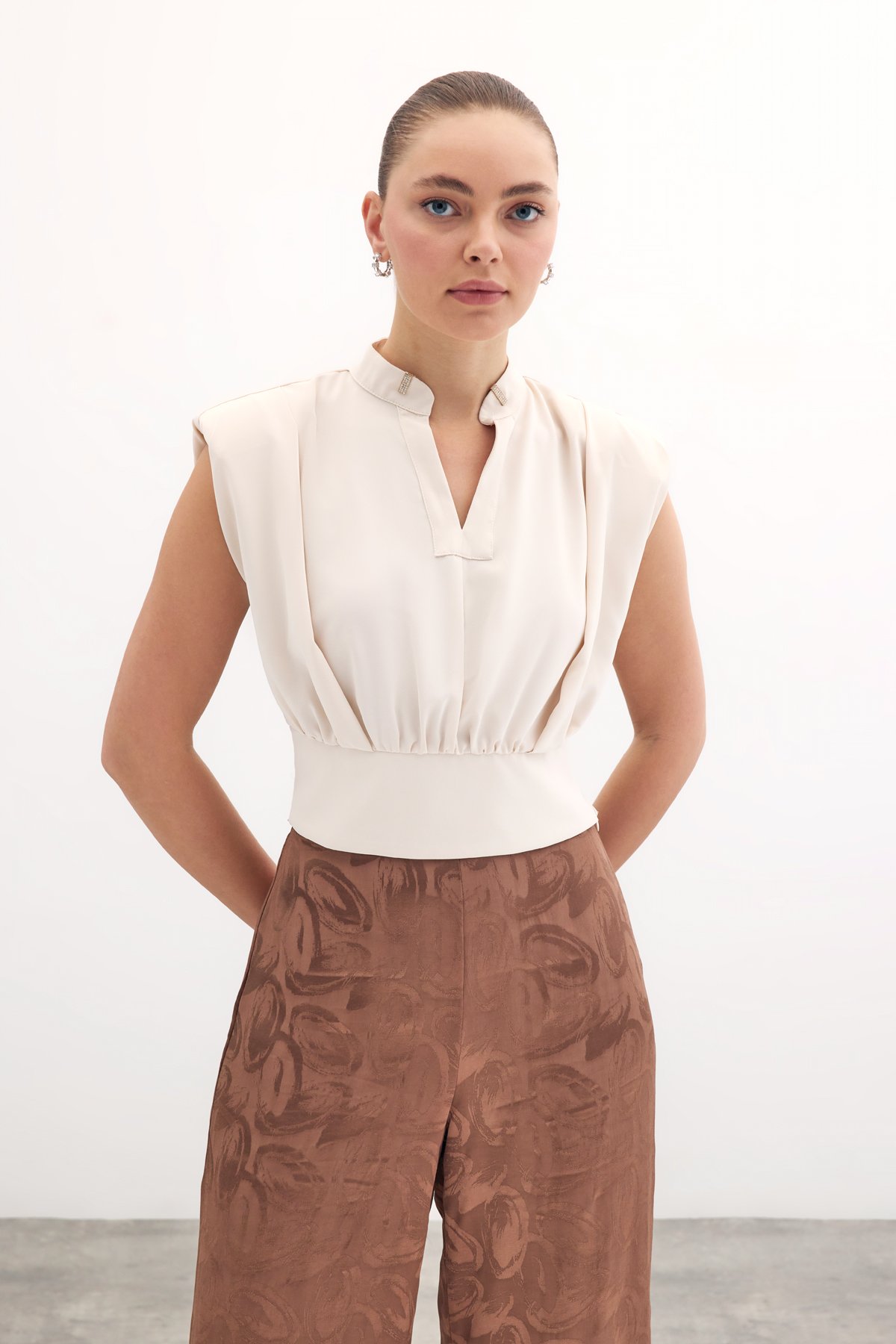 Yaka Aksesuarlı Kolsuz Bluz - Bej