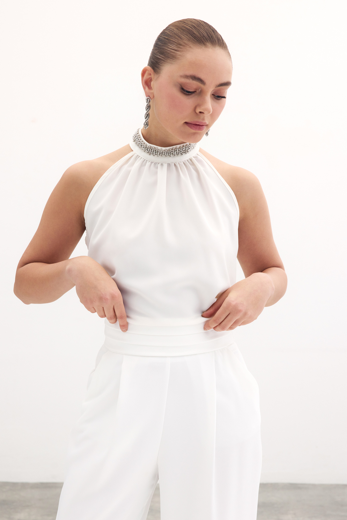 Yaka Aksesuarlı Kolsuz Bluz - Ekru