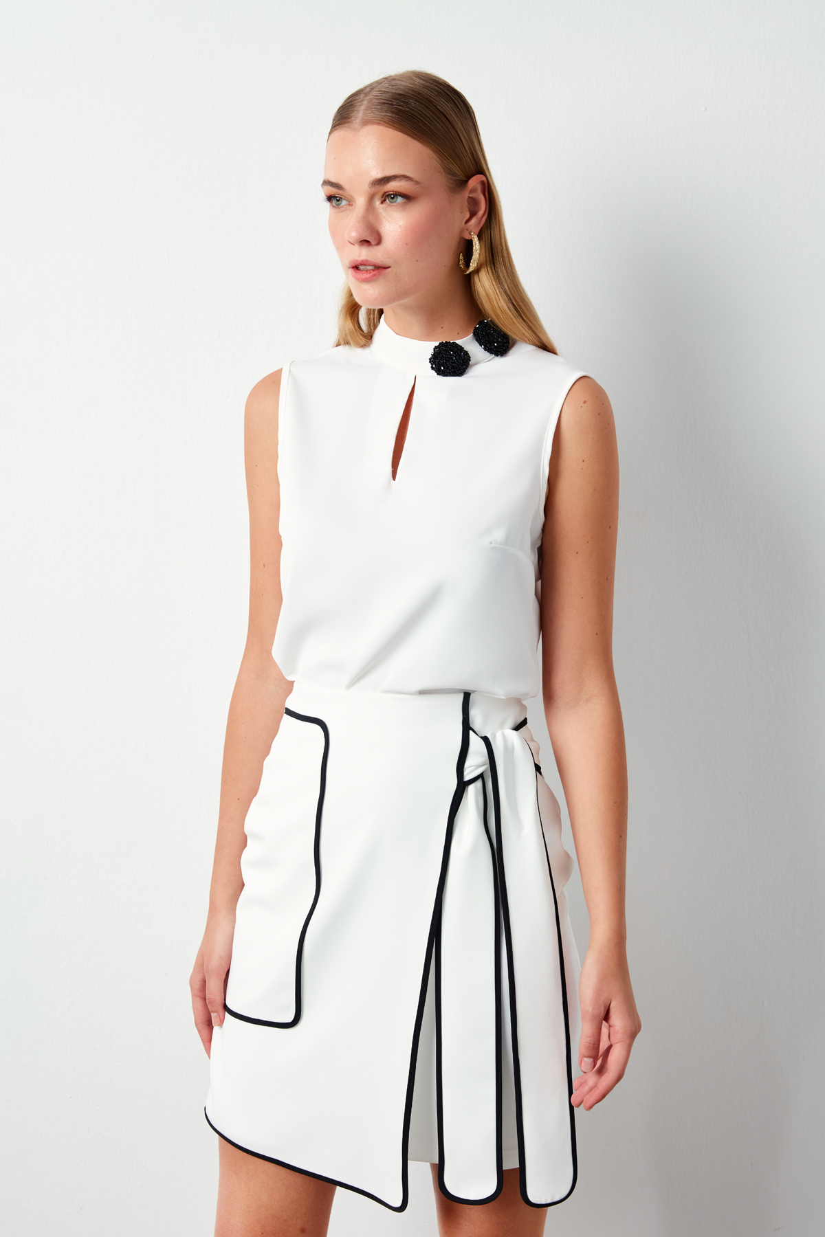 Yaka Aksesuarlı Kolsuz Bluz - EKRU