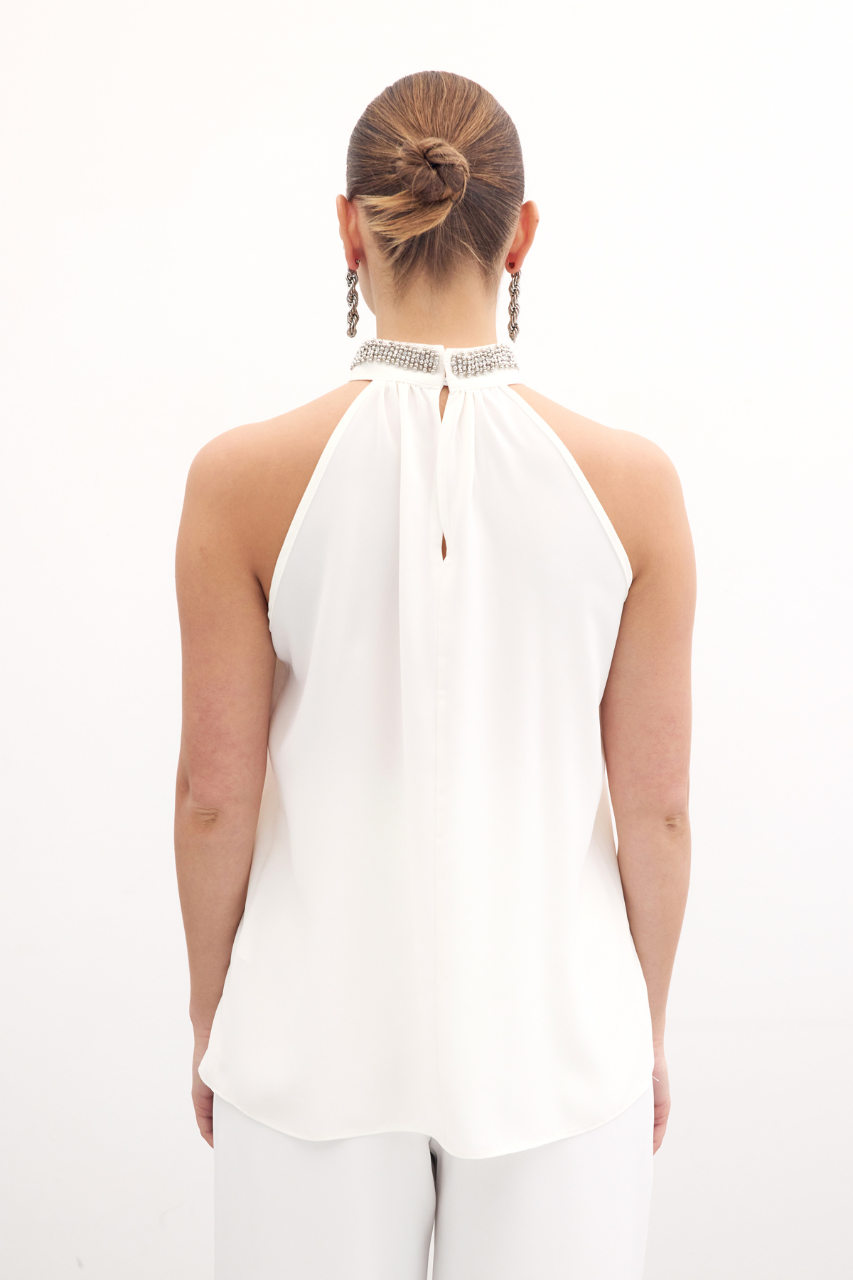 Yaka Aksesuarlı Kolsuz Bluz - Ekru