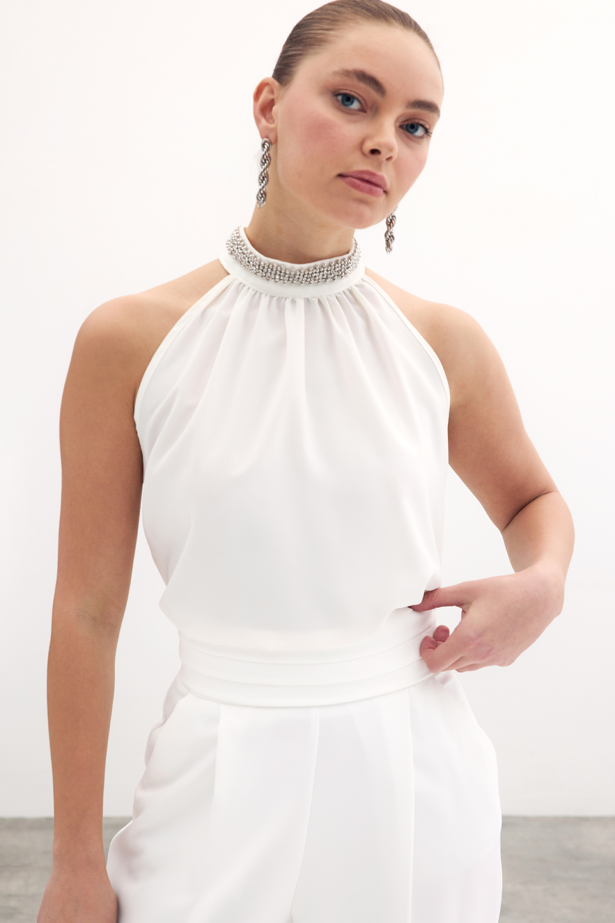 Yaka Aksesuarlı Kolsuz Bluz - Ekru