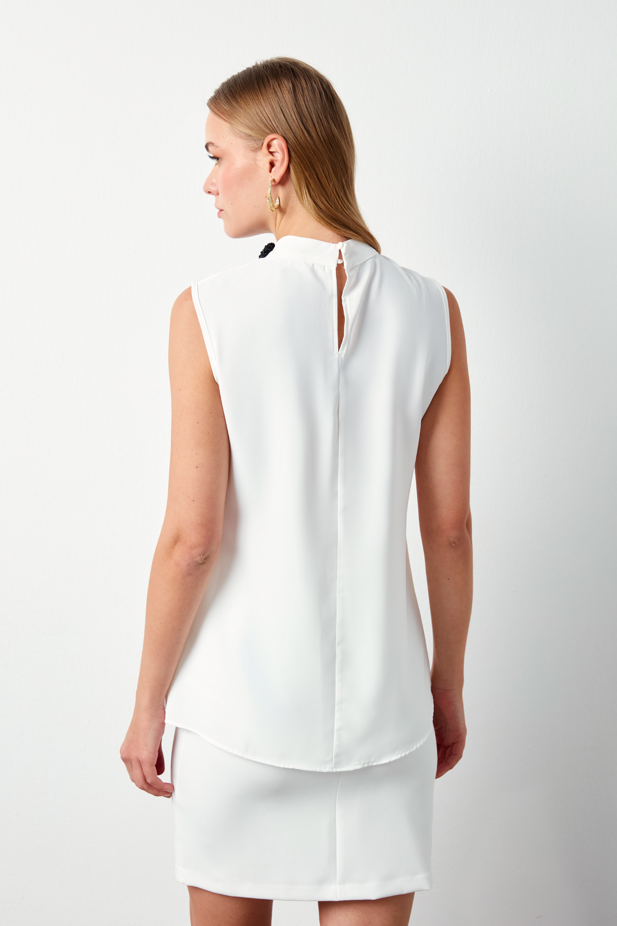 Yaka Aksesuarlı Kolsuz Bluz - EKRU