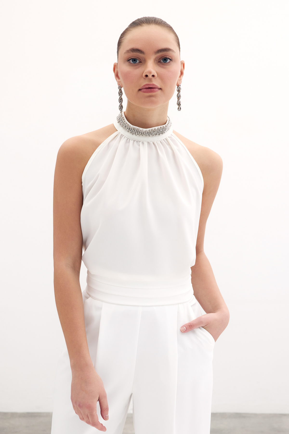 Yaka Aksesuarlı Kolsuz Bluz - Ekru